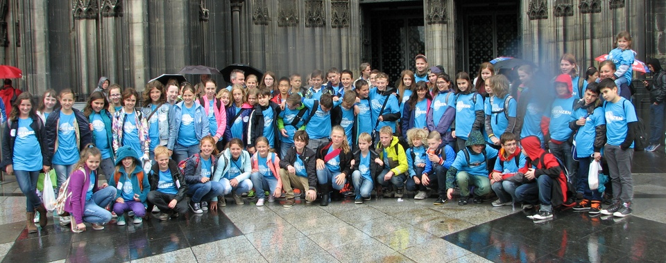 Titelbild - Schülergruppe vor Kölner Dom