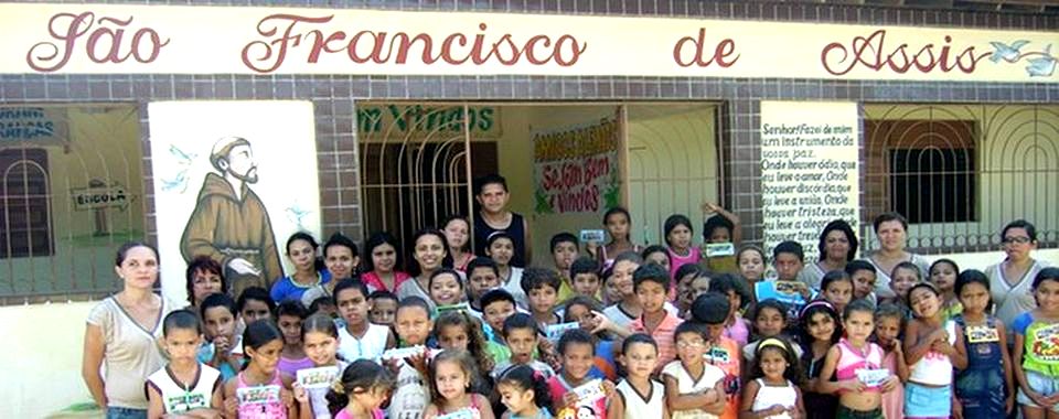 Schüler und Lehrer vor ihrer Schule in Marcação